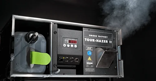 מכונת ערפל מקצועית 1500W במארז דגם Tour Hazer II מבית SMOKE FACTORY
