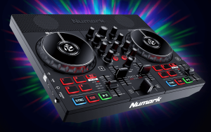 ערכת די.ג’י הכוללת קונטרולר Numark PartyMix Live DJ ואוזניות Numark HF-175