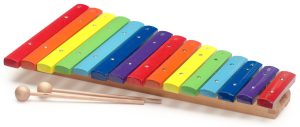 קסילופון צבעוני 15 צלילים עשוי עץ, מגיע עם זוג מקלות.